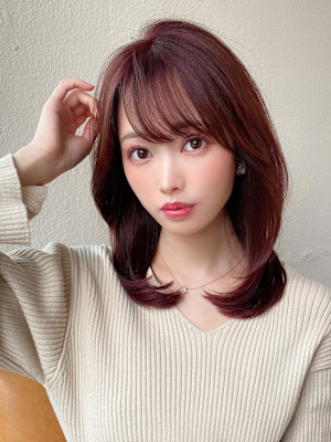 後れ毛が可愛い顔周りレイヤーナチュラルアッシュ