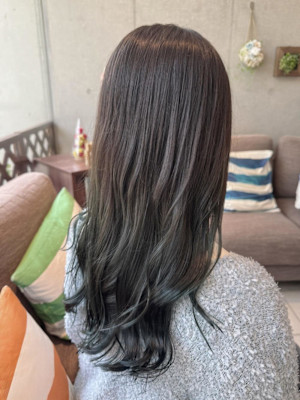 暗髪なのに透明感叶えるダークシアン