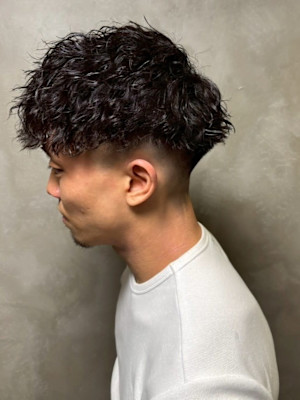 ツイストスパイラルパーマ　ツーブロック  刈り上げ