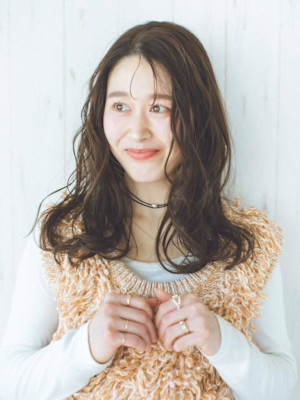 ミディアムウェーブ 薄めバング 大人可愛い 20代30代