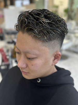 スキンフェード　ハイライト　パーマ