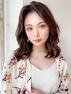 後れ毛が可愛い顔周りレイヤーナチュラルアッシュ