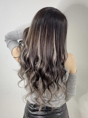 暗めシルバーにハイライト