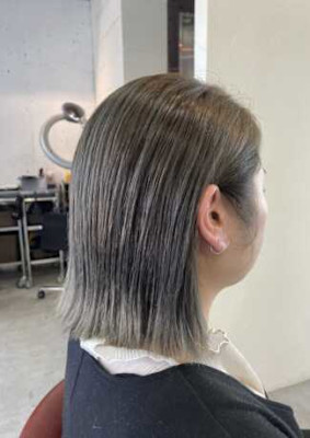 マットグレージュカラー×外ハネボブ