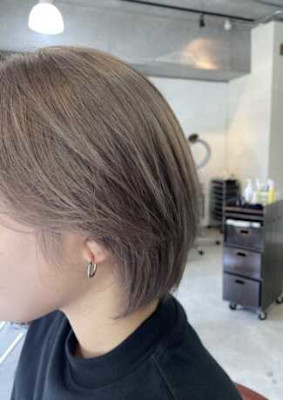 ベージュ×ショートスタイル