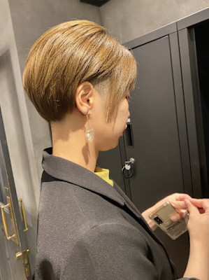 ツーブロハイトーンのモードなショート