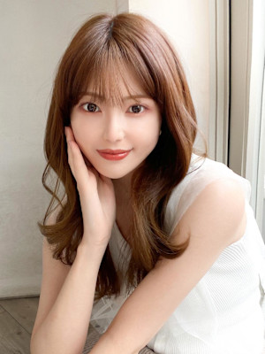 イメチェン後れ毛が可愛い顔周りレイヤー美髪アッシュベージュ 