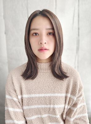 大人可愛いセンターパートの外はねアレンジ