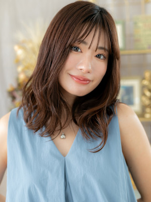 抜け感ミディアムレイヤーカットウェットヘア　マロンベージュ