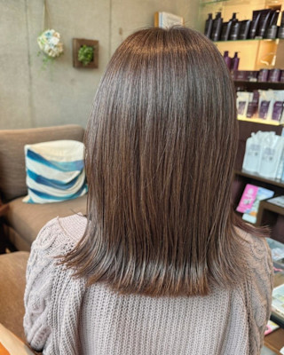 肌映えするグレージュミディ