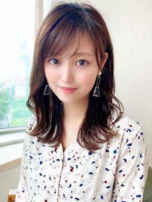 後れ毛が可愛い顔周りレイヤーナチュラルアッシュ