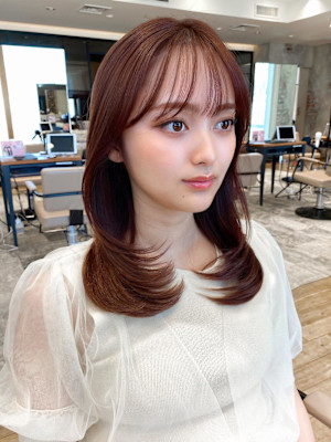 イメチェン後れ毛が可愛い顔周りレイヤー美髪アッシュベージュ 