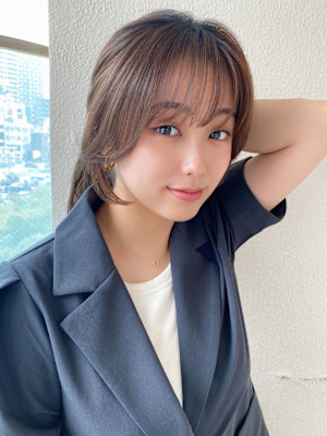 イメチェン後れ毛が可愛い顔周りレイヤー美髪アッシュベージュ 