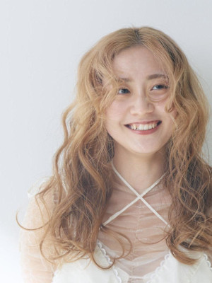 ベージュエンドカラーウェーブ【FIRST】小林真奈美