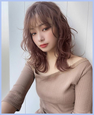 シーンを選ばない万能ミディアムヘアー