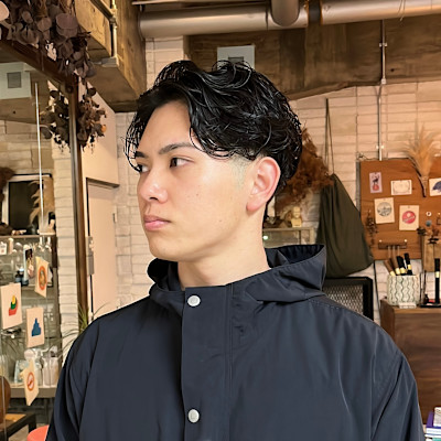 ピンパーマでかけた毛流れセンターパート