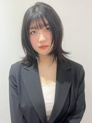 ミディアムレイヤー 黒髪 シースルーバング 顔周りカット