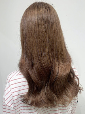 マロンベージュ ロングヘア コテ巻き センターパート