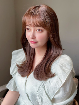 イメチェン後れ毛が可愛い顔周りレイヤー美髪アッシュベージュ 