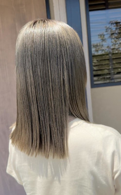 パールオリーブベージュ