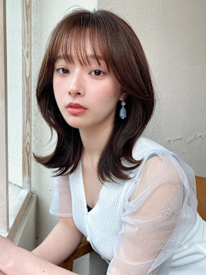 イメチェン後れ毛が可愛い顔周りレイヤー美髪アッシュベージュ 