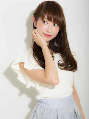 やさしいワンカールで毛先を遊ばせたナチュラルストレート2