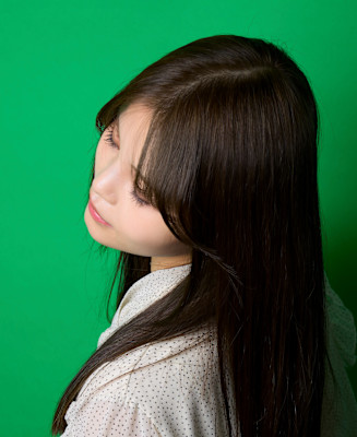 まとうのは、透明感。 グレージュストレートで叶える美意識ヘア