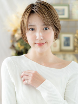 外国人風細めハイライト小顔前髪なしショート　フェザーショート