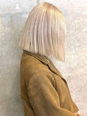 ハイトーン ブリーチカラー 切りっぱなしボブ ストレート 