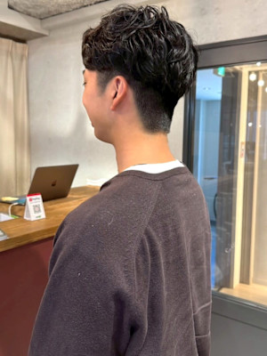 ツーブロック ナチュラルパーマ 黒髪 刈り上げ メンズパーマ