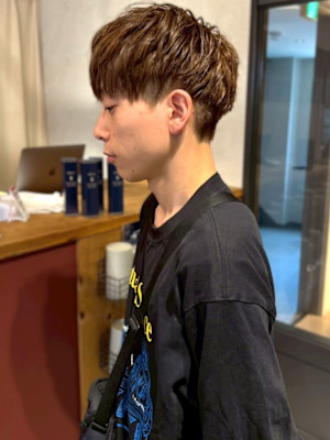 ツーブロック ブラウンカラー 刈り上げ 眉カット メンズマッ