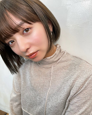 オリーブベージュとコンパクトボブ