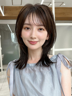 後れ毛が可愛い顔周りレイヤーナチュラルアッシュ