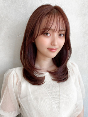 イメチェン後れ毛が可愛い顔周りレイヤー美髪アッシュベージュ 