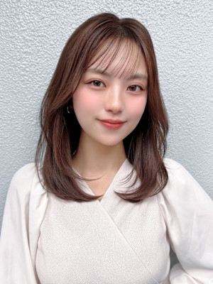 後れ毛が可愛い顔周りレイヤーナチュラルアッシュ