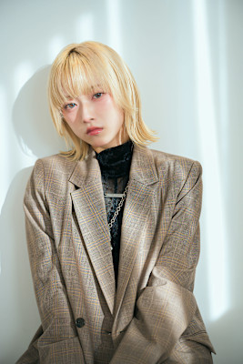 ホワイトブロンドウルフボブ