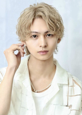 ブリーチパーマ波巻きセンターパート