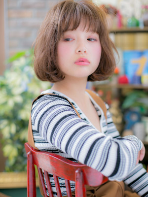 暖色系カラーフレンチガーリーくせ毛風ボブ　細めハイライト