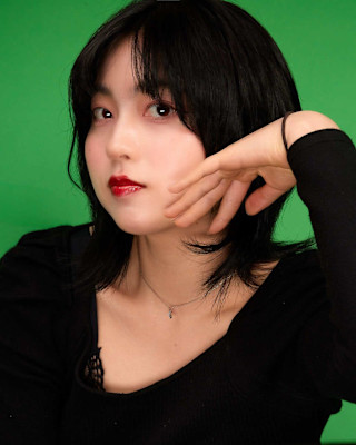 レイヤーカットで強く、しなやかに。透ける黒で私らしく