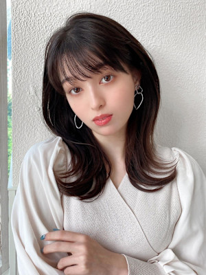 ホワイトグレージュ後れ毛が可愛い顔周りレイヤーミニウルフ