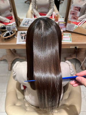 《思わず触りたくなるような美髪に》自然でまとまるストレート