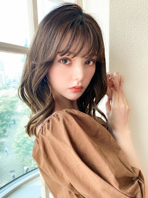 後れ毛が可愛い顔周りレイヤーナチュラルアッシュ