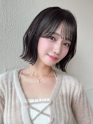 シースルーぱっつん前髪ミニウルフボブチェリーブラウン