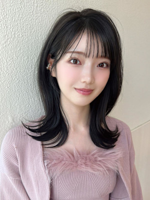 ホワイトグレージュ後れ毛が可愛い顔周りレイヤーミニウルフ