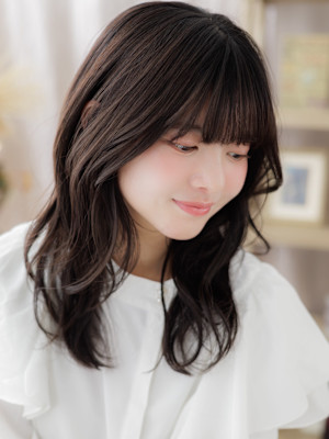 厚めバング顔回りレイヤーカット重めスタイル　韓国風巻き
