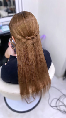 お呼ばれへア　ストレートハーフアップ