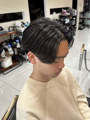 毛流れハンサムショートセンターパートメンズ黒髪爽やか