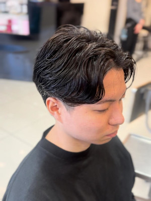 前下がりセンターパートマッシュニュアンスパーマ刈り上げ