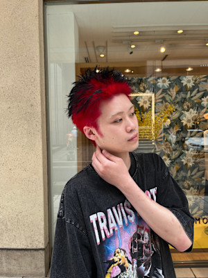 【赤×黒のツートンカラー】エッジの効いた個性派スタイル