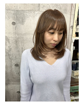 パールベージュカラー＋顔まわりがポイントのレイヤーヘア